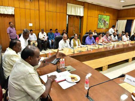 ಪ್ರತಿಭಟನಾ ಸ್ಥಳಕ್ಕೆ ಕುಮಾರಸ್ವಾಮಿ, ವಿದ್ಯಾರ್ಥಿಗಳ ಮುಷ್ಕರ ವಾಪಸ್