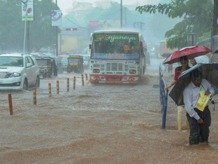 ಕರಾವಳಿಯಲ್ಲಿ ಧೋ ಎಂದು ಸುರಿಯುತ್ತಿರೋ ಮಳೆ: ಭಯ ಹುಟ್ಟಿಸಿದ ಸುಂಟರಗಾಳಿ