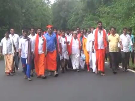 ಮೋದಿ ಮತ್ತೊಮ್ಮೆ ಪ್ರಧಾನಿಯಾಗಲೆಂದು ಪಾದಯಾತ್ರೆ ನಡೆಸಿದ ಶಾಸಕ