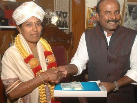 ಅನಾಥ ಶಿಶುವಿಗೆ ಎದೆಹಾಲುಣಿಸಿದ್ದ ಕಾನ್ಸ್ಟೇಬಲ್‌ಗೆ ಮೇಯರ್‌ ಗೌರವ