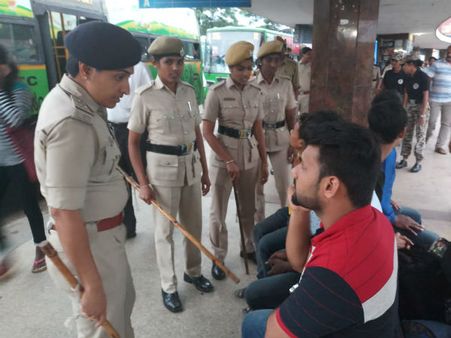 ಮೆಜೆಸ್ಟಿಕ್ ನಲ್ಲಿ ಈ ಮಹಿಳಾ ಪೊಲೀಸ್‌ ಅಧಿಕಾರಿಯ ಖದರ್‌ ನೋಡಿ