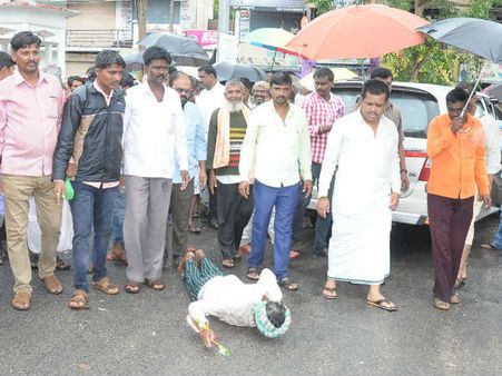 ದೀಡ್ ನಮಸ್ಕಾರ ಹಾಕಿ ಹರಕೆ ತೀರಿಸಿದ ಪಿ.ಟಿ. ಪರಮೇಶ್ವರನಾಯ್ಕ ಅಭಿಮಾನಿ