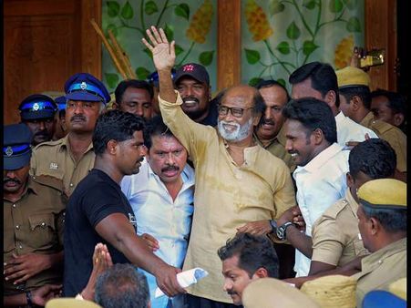 ರಜನಿಕಾಂತ್‌ಗೆ ಯಾರು ನೀವು ಎಂದು ಕೇಳಿದ ಯುವಕ: ಶಹಬ್ಬಾಸ್ ಎಂದರು ಟ್ವಿಟ್ಟಿಗರು!