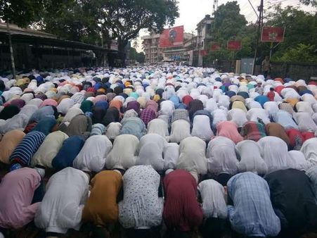 ಮಂಗಳೂರಿನಲ್ಲಿ ರಂಜಾನ್ ಸಂಭ್ರಮ: ದರ್ಗಾಗಳಲ್ಲಿ ಸಾಮೂಹಿಕ ಪ್ರಾರ್ಥನೆ