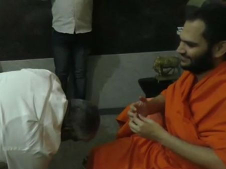 ನಂಜಾವಧೂತ ಸ್ವಾಮೀಜಿ ಜತೆ ತಡರಾತ್ರಿ ಎಚ್‌.ಡಿ. ರೇವಣ್ಣ ಮಾತುಕತೆ