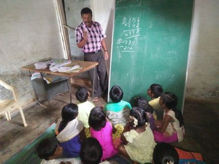 ನೆನೆಗುದಿಗೆ ಬಿದ್ದ ಕಟ್ಟಡ ಕಾಮಗಾರಿ: ಮಕ್ಕಳಿಗೆ ಜನತಾ ಮನೆಯೇ ಶಾಲೆ!