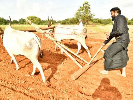 ಮೊಳಕಾಲ್ಮೂರು ಕ್ಷೇತ್ರದ ಜನರ ಸಮಸ್ಯೆಗಳನ್ನು ಆಲಿಸಿದ ಶ್ರೀರಾಮುಲು