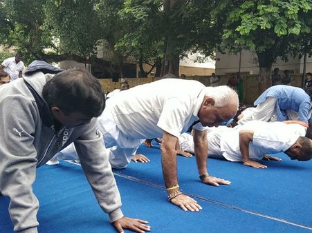 ಬಿಜೆಪಿ ಕಚೇರಿಯಲ್ಲಿ ಯೋಗದ ಕಸರತ್ತು ನಡೆಸಿದ ಯಡಿಯೂರಪ್ಪ