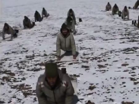 ವೈರಲ್ ವಿಡಿಯೋ: ಮೈಕೊರೆವ ಗಡಿಯ ಚಳಿಯಲ್ಲಿ ಸೈನಿಕರ ಯೋಗ