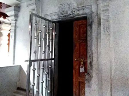 ಎರಡು ಲಕ್ಷ ರೂ.ಮೌಲ್ಯದ ದೇವಿಯ ಬೆಳ್ಳಿಯ ಮುಖವಾಡ ಕದ್ದ ಖದೀಮರು