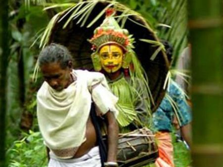 ಆಷಾಢ ಮಾಸದಲ್ಲಿ ಮಾರಿ ಓಡಿಸಲು ತುಳುನಾಡಿನ ಮನೆ ಮನೆಗೆ ಬರುವ ಆಟಿ ಕಳೆಂಜ