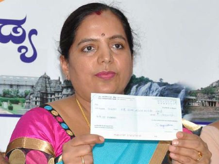 ಸಾಲಮನ್ನಾಕ್ಕಾಗಿ ಸಿಎಂ ನಿಧಿಗೆ 1.05 ಲಕ್ಷ ನೀಡಿದ ಮಂಡ್ಯ ಜಿಪಂ ಅಧ್ಯಕ್ಷೆ