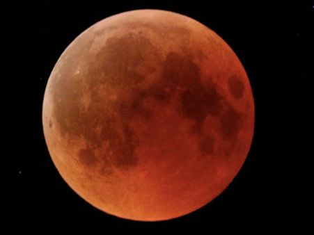 ವೈರಲ್ ವಿಡಿಯೋ: ರಾತ್ರಿಯೆಲ್ಲ ಆಗಸದಿ ಮೋಡಿ ಮಾಡಿದ ರಕ್ತಚಂದ್ರ