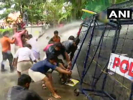 ಪಿಎಫ್ ಐ ನಿಷೇಧಕ್ಕೆ ಬಿಜೆಪಿ ಆಗ್ರಹ, ಪೊಲೀಸರಿಂದ ಜಲ ಫಿರಂಗಿ