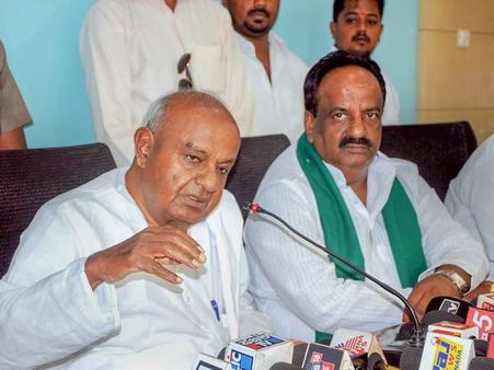 ಹುಬ್ಬಳ್ಳಿಯಲ್ಲಿ ಜೋಳದ ರೊಟ್ಟಿ ಸವಿದು ದೇಶ, ರಾಜ್ಯ ರಾಜಕಾರಣ ಚರ್ಚಿಸಿದ ದೇವೇಗೌಡರು