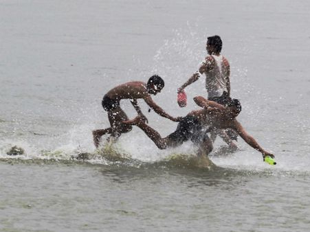 ಉತ್ತರ ಪ್ರದೇಶ: ಗಂಗಾ ನದಿಯಲ್ಲಿ ಕೊಚ್ಚಿ ಹೋದ ಆರು ಬಾಲಕರು