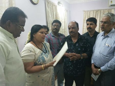 ರಂಗಮಂದಿರ ಸೇರಿ ಹಲವು ಬೇಡಿಕೆ ಈಡೇರಿಕೆಗೆ ಸಚಿವೆ ಜಯಮಾಲಾಗೆ ಮನವಿ