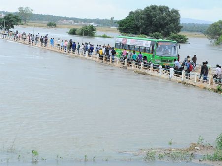ಅಪಾಯ ಮಟ್ಟ ಮೀರಿದ ಕಪಿಲೆ: ಆತಂಕಕ್ಕೀಡಾಗಿರುವ ಜನತೆ