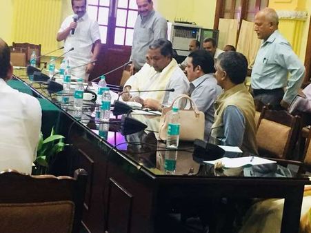 ಕುಮಾರಸ್ವಾಮಿ ಬಜೆಟ್‌ ಬಗ್ಗೆ ಕಾಂಗ್ರೆಸ್‌ ಸಭೆಯಲ್ಲಿ ಕಾವೇರಿದ ಚರ್ಚೆ