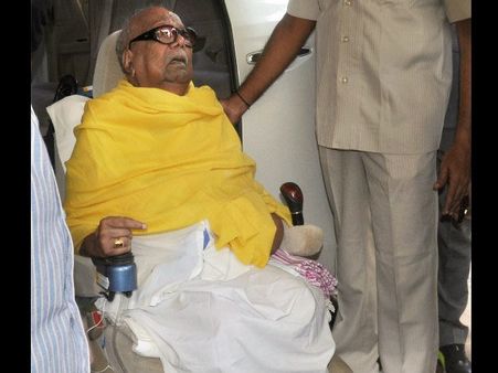 ಎಂ.ಕರುಣಾನಿಧಿ ಆರೋಗ್ಯ ಸ್ಥಿತಿ ಗಂಭೀರ: ಆಸ್ಪತ್ರೆ ಎದುರು ಜಮಾಯಿಸಿದ ಅಭಿಮಾನಿಗಳು