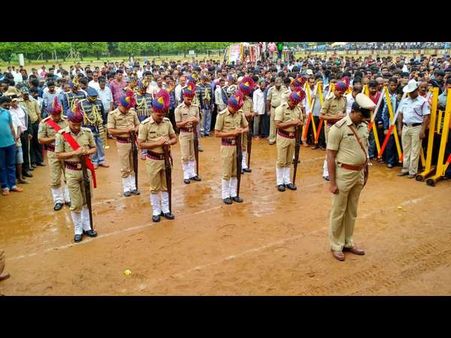 ಸರ್ಕಾರಿ ಗೌರವಗಳೊಂದಿಗೆ ಯೋಧ ವಿಜಯಾನಂದ ಸುರೇಶ್ ನಾಯ್ಕ ಅಂತ್ಯಕ್ರಿಯೆ