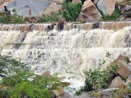 ಕೆಂಚನಗುಡ್ಡದ ಜಲರಾಶಿಯ ವೈಭವ ನೋಡಲು ಮುಗಿಬಿದ್ದ ಪ್ರವಾಸಿಗರು