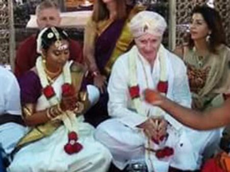 ಫಾರಿನ್ ವರ-ಮೈಸೂರಿನ ವಧು, ದೇವಸ್ಥಾನದಲ್ಲಿ ಶಾಸ್ತ್ರೋಕ್ತ ಮದುವೆ