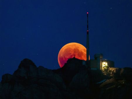 ಆಹಾ ಎಷ್ಟು ಚೆಂದ..! ಬಾನಂಗಳದಲ್ಲಿ ರಂಗಿನ ರಂಗೋಲಿ ಬರೆದ ರಕ್ತಚಂದ್ರ!