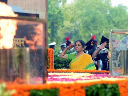 ಚಿತ್ರಗಳು:ವಿಜಯ ದಿವಸ: ಕಾರ್ಗಿಲ್‌ ಹುತಾತ್ಮ ಯೋಧರಿಗೆ ದೇಶದ ನಮನ