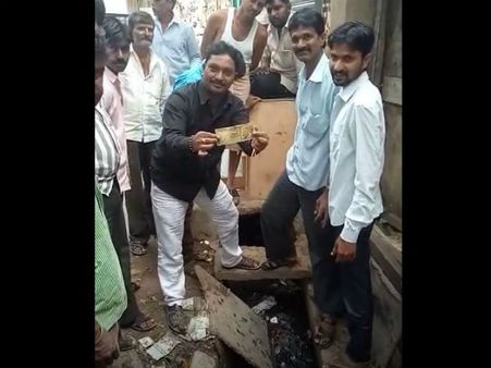 ಸವದತ್ತಿ ಚರಂಡಿಯಲ್ಲಿ ಐದು ಲಕ್ಷ ರೂ. ಮೌಲ್ಯದ ಹಳೆ ನೋಟುಗಳು ಪತ್ತೆ