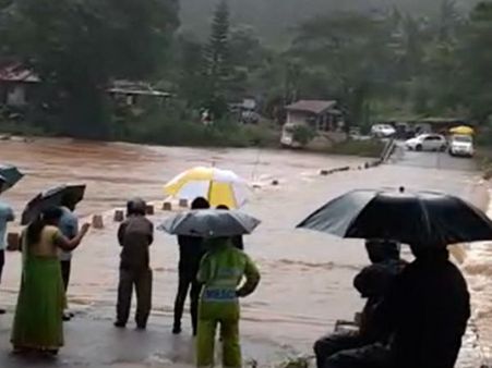ಕಾಫಿನಾಡಲ್ಲಿ ಮಳೆ ಹಾವಳಿ: 30 ವರ್ಷಗಳ ನಂತರ ಮುಳುಗಿದ ಹೆಬ್ಬಾಳೆ ಸೇತುವೆ!