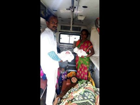 ಕಾರವಾರ: ಆಂಬುಲೆನ್ಸ್ ನಲ್ಲಿಯೇ ಅವಳಿ ಮಕ್ಕಳಿಗೆ ಜನ್ಮ ನೀಡಿದ ಮಹಾತಾಯಿ