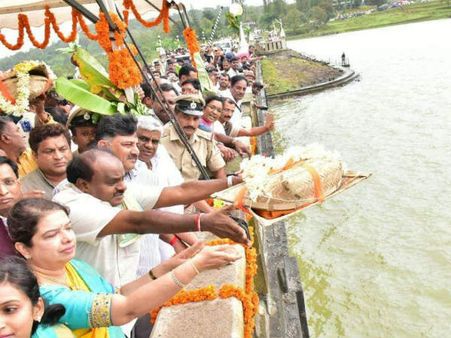 ಮೈದುಂಬಿದ ಹಾರಂಗಿಗೆ ಬಾಗಿನ ಅರ್ಪಿಸಿದ ಮುಖ್ಯಮಂತ್ರಿ ಕುಮಾರಸ್ವಾಮಿ