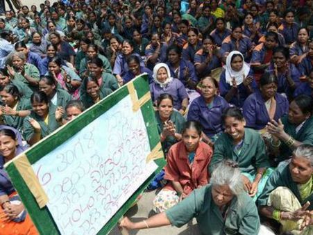 ಸಂಬಳವಿಲ್ಲದೆ ಸಾಯುತ್ತಿರುವ ಪೌರಕಾರ್ಮಿಕರು:ಸರ್ಕಾರದ ವಿರುದ್ಧ ಆಕ್ರೋಶ