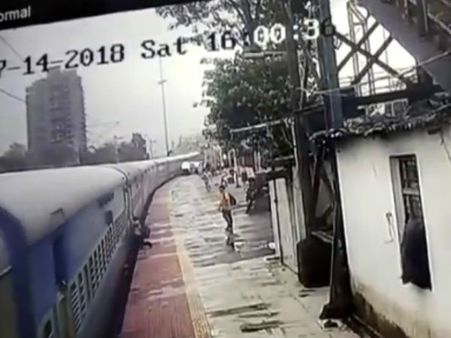 ವೈರಲ್ ವಿಡಿಯೋ: ರೈಲ್ವೇ ನಿಲ್ದಾಣದಲ್ಲಿ ನಡೆಯಿತೊಂದು ಪವಾಡ!