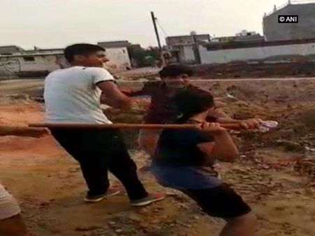 ಚುಡಾಯಿಸಿದ ಹುಡುಗರಿಗೆ ರಸ್ತೆಯಲ್ಲೇ ಬೆತ್ತದ ರುಚಿ ತೋರಿಸಿದ ಯುವತಿ!