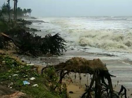 ಕಡಲ್ಕೊರೆತ : ಡೇಂಜರ್ ಝೋನ್ ನಲ್ಲಿ ಸೋಮೇಶ್ವರದ ಕಿನಾರೆ