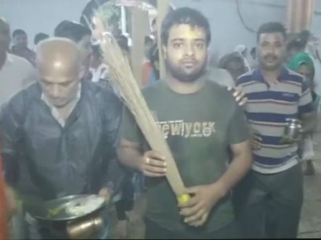 ಉತ್ತರ ಭಾರತದಲ್ಲಿ ಶ್ರಾವಣ ಸೋಮವಾರ, ದೋಷ ನಿವಾರಣೆಗೆ ಪೊರಕೆ ದಾನ