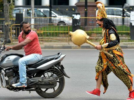ಯಮ ಬರ್ತಾನೆ, ನಿಮ್ಮ ಬೈಕ್‌ ಹಿಂದೆ ಕೂರ್ತಾನೆ, ಹೆಲ್ಮೆಟ್‌ ಹಾಕ್ತೀರಾ ಇಲ್ವಾ?