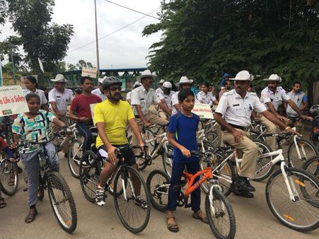 ಬೈಕ್‌ ಸವಾರರ ಜಾಗೃತಿಗಾಗಿ ಪೊಲೀಸರಿಂದ ಬೀದಿ ನಾಟಕ
