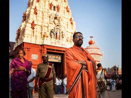 ಕಾರು ದೂರ ನಿಲ್ಲಿಸಿ ಶೀರೂರು ಶ್ರೀಗಳಿಗೆ ಊಟ ತರುತ್ತಿದ್ದ ಮಹಿಳೆ ಯಾರು?