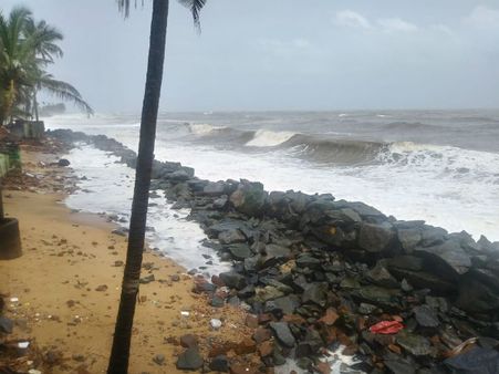 ಕರಾವಳಿಯಲ್ಲಿ ತಗ್ಗಿದ ಕಡಲ್ಕೊರೆತ: ಸುರಕ್ಷಿತ ಸ್ಥಳಕ್ಕೆ 20 ಕುಟುಂಬ ಸ್ಥಳಾಂತರ