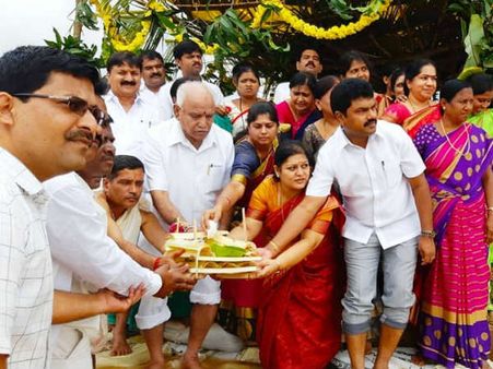 ಅಂಜನಾಪುರ ಜಲಾಶಯ ಭರ್ತಿ, ಬಾಗಿನ ಅರ್ಪಿಸಿದ ಯಡಿಯೂರಪ್ಪ