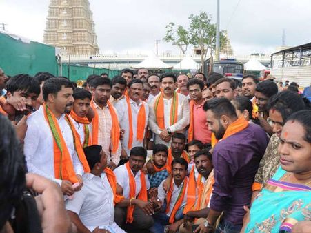 ಆಷಾಢ ಮಾಸದ ಕೊನೆ ಶುಕ್ರವಾರ: ಚಾಮುಂಡೇಶ್ವರಿ ದರ್ಶನ ಪಡೆದ ರಾಜಕಾರಣಿಗಳು