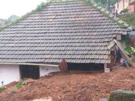 ಮಹಾಮಳೆಯಿಂದ ನಲುಗಿದ ಊರಲ್ಲಿ ಸೂತಕದ ಕಳೆ