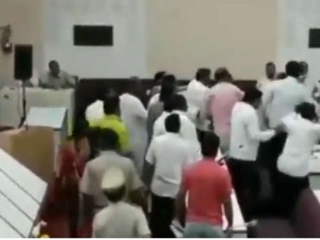 ವೈರಲ್ ವಿಡಿಯೋ: ವಾಜಪೇಯಿ ಶ್ರದ್ಧಾಂಜಲಿಗೆ ಒಲ್ಲೆ ಎಂದಿದ್ದಕ್ಕೆ ಬಿತ್ತು ಗೂಸಾ!