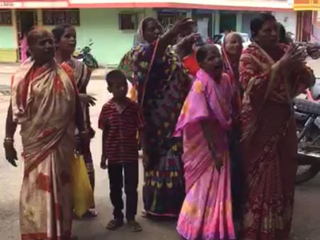 ಆನಂದ ಚೋಪ್ರಾ ಕೊಲೆ ಯತ್ನ ಆರೋಪಿಗಳಿಗೆ ಚಪ್ಪಲಿ ತೋರಿಸಿದ ಮಹಿಳೆಯರು