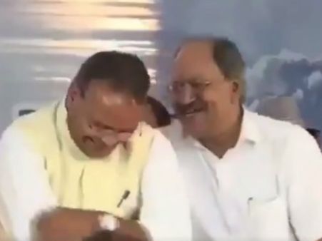 ವೈರಲ್ ವಿಡೀಯೋ: ವಾಜಪೇಯಿ ಶ್ರದ್ಧಾಂಜಲಿ ಸಭೆಯಲ್ಲಿ ನಕ್ಕ ಬಿಜೆಪಿ ನಾಯಕರು!