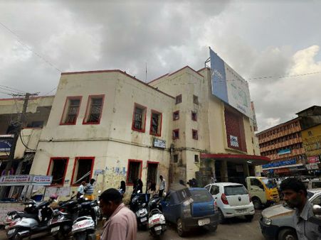 ಬಿಕೋ ಎನ್ನುತ್ತಿರುವ ಮಂಗಳೂರು ಮಾರ್ಕೆಟ್, ಸಮಯಕ್ಕೆ ಬಾರದ ತರಕಾರಿಗಳು