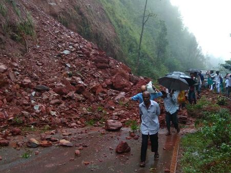 ಮಳೆಯಬ್ಬರಕ್ಕೆ ಗುಡ್ಡ ಕುಸಿತ: ಕಳಸ -ಮಂಗಳೂರು ಸಂಚಾರ ಬಂದ್